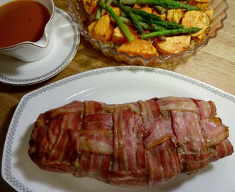 Kjøttpudding med bacon, servert med ovnsbakte søtpoteter, asparges og chilisaus !! Bacon-Wrapped Meatloaf ♫♪