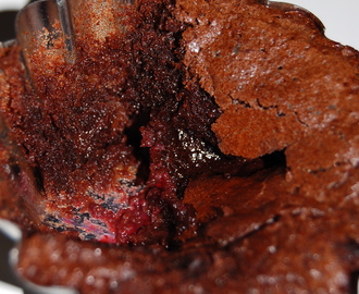 Choko-lækre brownies lavet på mandelmel og med bær (glutenfri)