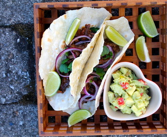 Hjemmelavede tacos med pulled beef og avocado-salsa