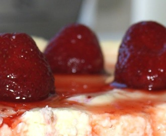 Cheesecake med jordbær og sirup