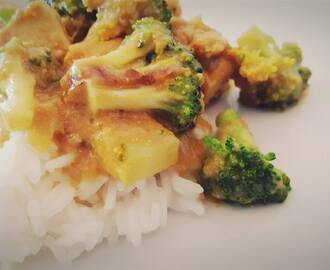 Chicken with broccoli in peanutbutter