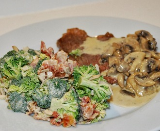 LCHF-broccolisalat serveret til oksesteaks og champignon-fløde-sauce