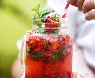 Sommerdrink: Mojito med jordbær og mynte