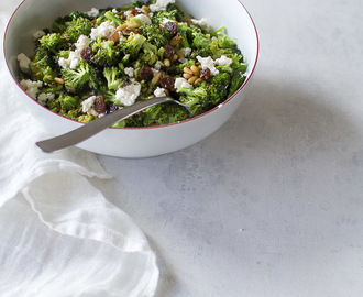 Bagt broccolisalat med pinjekerner, feta og syrlig dressing