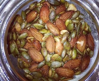 Chilisalted pumpkin seeds and almonds