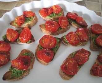 Bruchetta med basilikumspesto og honningbagte tomater