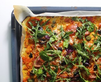 Blomkålspizza med sprød serrano, pesto og oliven