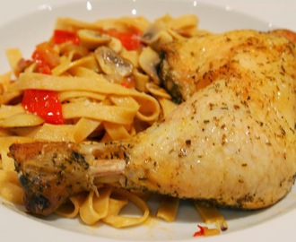 Sprød kyllingelår på fuldkornspasta og lækre grøntsager
