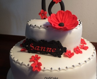 18 års kage i rød, hvid, sort og sølv