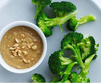 Broccolisnack med peanutdip