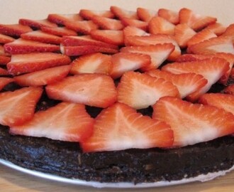 Sund rawcake toppet m. avokado-choko-creme & jordbær – opskrift
