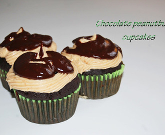 Chokoladecupcakes med peanutbutterfrosting og ganache