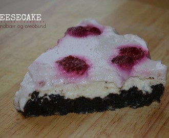Cheesecake med oreobund og hindbær