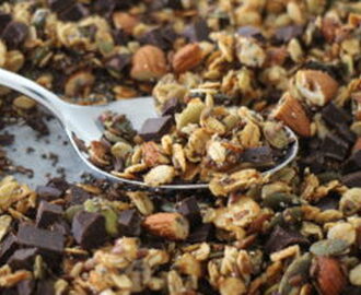 Chokoladegranola med chiafrø og vanilje