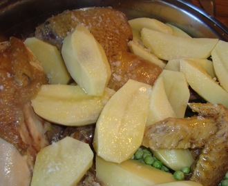 Ovnstegt kylling med kartofler og grønne ærter