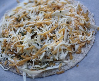 Rodfrugtpizza på tortilla med pesto og ost