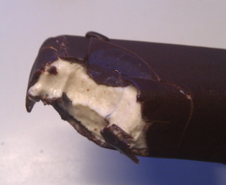 Mælkefri Vanilje Ispinde og Bananispinde med Mælkefri Chokoladesauce