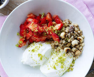 Yoghurt med müsli og jordbær