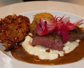 Rådyr med rösti, selleripuré, syltede rødløg, sauce og timbale af kartoffel/gulerod/squash