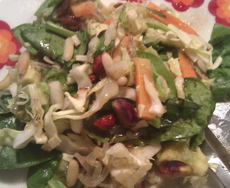 Salat med ramsløg og spidskål