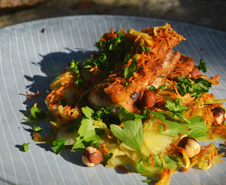 Rugmelspaneret hornfisk med syltede kartofler, artiskokker og sprøde kartoffelspåner