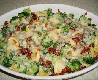 Gratineret tortellini med broccoli og bacon