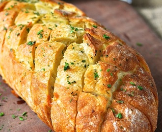 Cheese and Garlic Crack Bread (Pull Apart Bread)