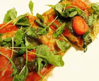 Pizza med parmaskinke, tomat og hjemmelaget basilikumspesto !