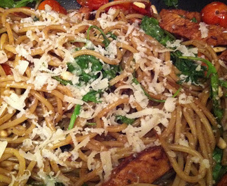 Spaghetti med cherrytomater, rucola, kylling og pinjekerner