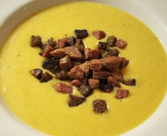 Butter squash suppe med rugbrød og pølse