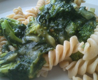 Fuldkornspasta med cremet broccoli-spinat-sovs