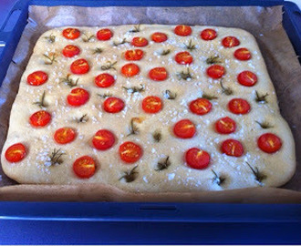 Foccacia med cherrytomater, flagesalt og frisk rosmarin