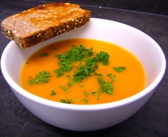 Stærk gulerodssuppe med sprødt brød