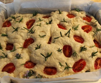 Foccacia med tomat og rosmarin