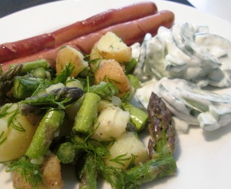 Pølser, Kartoffelsalat med Asparges og Agurker i Hvidløgsyoghurt