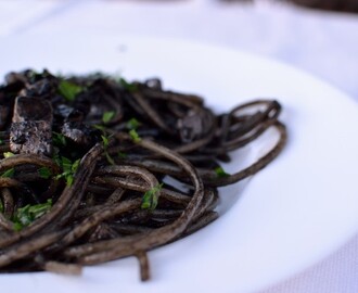 Spaghetti med blæksprutte og blæk – spaghetti al nero di seppia