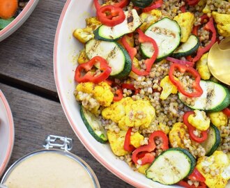 Blomkålssalat med boghvedekerner, grillede squash og peberfrugt