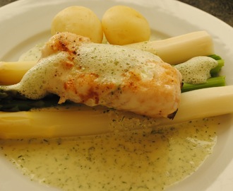 Skindstegt torsk, nye, hvide & grønne asparges med dildskum