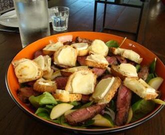 Salat med bøf og ostebrød