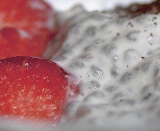 Chia-mandel-creme med friske jordbær og et drys af vaniljekorn