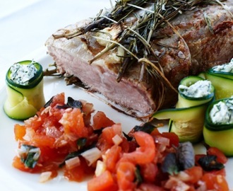 Kalvefilet med tomatcancassé og courgette ruller