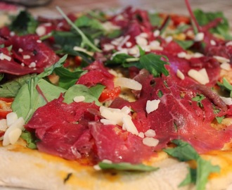 Pizza med carpaccio, parmesan og rucola