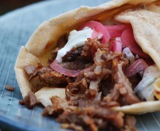 Hjemmelavet dürüm med sådan-cirka-shawarma, syltede rødløg, myntedressing og -gelé samt brændt habanerosauce