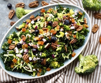 Broccolisalat med tørrede frugter og pecannødder