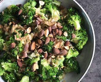 Stegt broccolisalat med parmesan og saltmandler