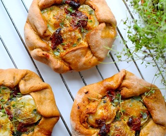 Spinat galette med soltørrede tomater, pesto og gedeost