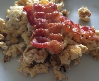 Basic scrambled eggs med bacon