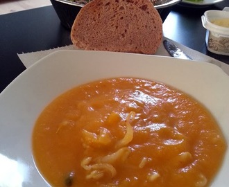 butternut squash-suppe med chili og sprøde spirer