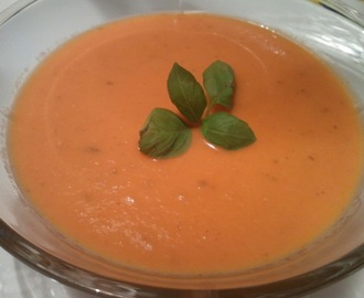 Cremet tomatsuppe m. basilikum