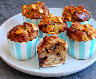 Snickers bananmuffins med peanutbutter-dadelkaramel og mørk chokolade